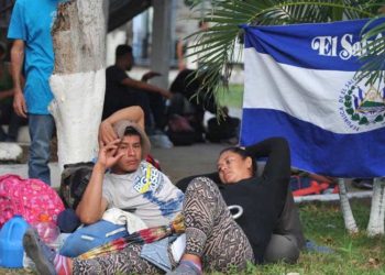 Migrantes salvadoreños y hondureños son retenidos en el paí­s