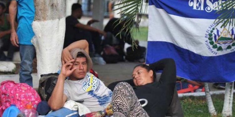Migrantes salvadoreños y hondureños son retenidos en el paí­s