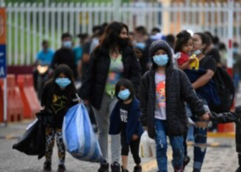 Migrantes serán expulsados del paí­s si no cuentan con dosis de vacunación completa