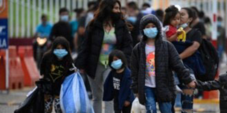 Migrantes serán expulsados del paí­s si no cuentan con dosis de vacunación completa