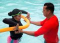 Migrantes toman clases de natación para cruzar el Río Bravo