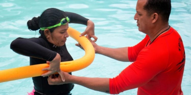 Migrantes toman clases de natación para cruzar el Rí­o Bravo