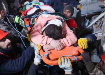 Milagroso rescate de mamá y bebé tras 90 horas bajo los escombros