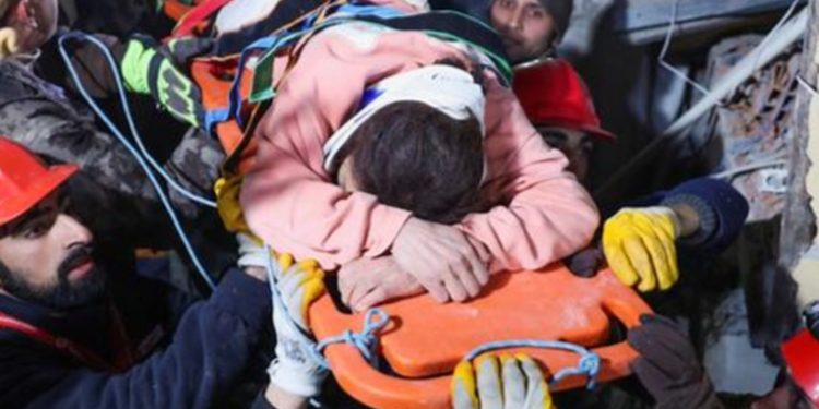 Milagroso rescate de mamá y bebé tras 90 horas bajo los escombros