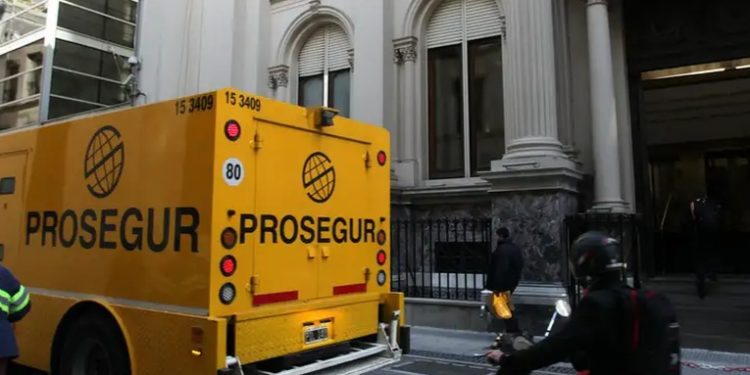 Milei asegura que compraventa de dólares dejó de ser delito