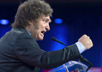 Milei califica a Petro de plaga letal que está hundiendo a los colombianos y Bogotá responde