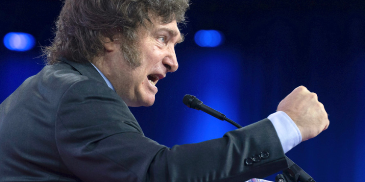 Milei califica a Petro de plaga letal que está hundiendo a los colombianos y Bogotá responde