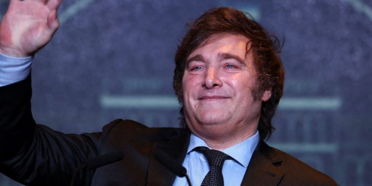 Milei emerge como fuerza disruptiva con su propuesta de dolarización