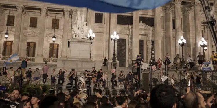 Milei enfrenta primera huelga general en Argentina