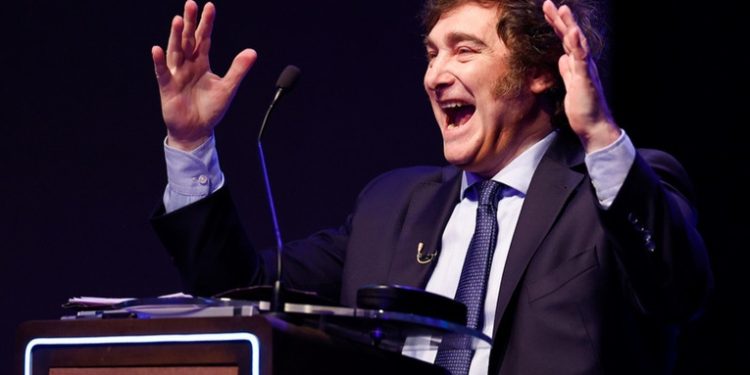 Milei responde a los críticos de su meme del león y el pato dedicado a Bullrich