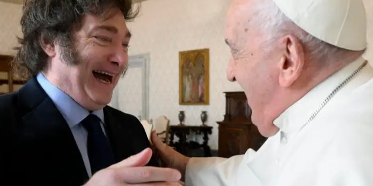 Milei se reúne con el papa Francisco y le regala alfajores