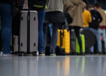 Miles de cancelaciones de vuelos en otra Navidad marcada por la pandemia