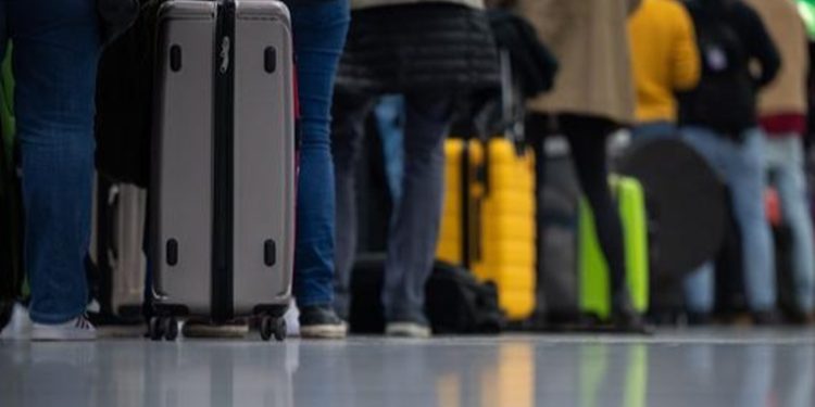 Miles de cancelaciones de vuelos en otra Navidad marcada por la pandemia