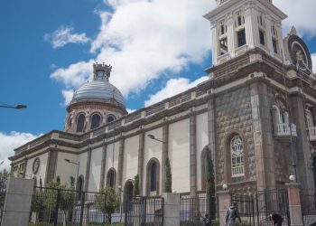 Miles de devotos celebran el Día de la Virgen de Guadalupe en el santuario de la zona 1