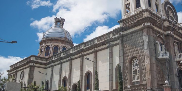 Miles de devotos celebran el Día de la Virgen de Guadalupe en el santuario de la zona 1