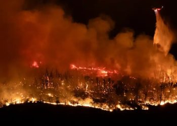Miles de evacuados por fuego fuera de control en California