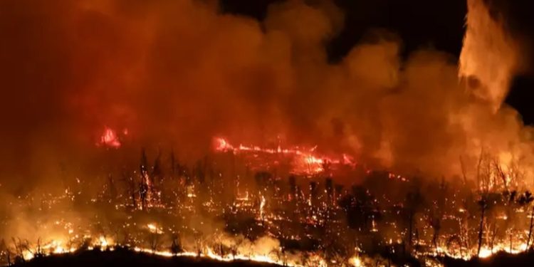 Miles de evacuados por fuego fuera de control en California