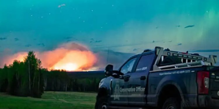 Miles de evacuados por voraces incendios en Canadá