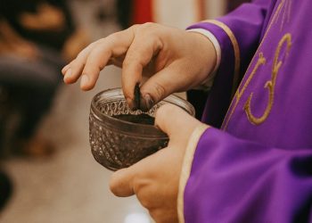 Miles de feligreses reciben la cruz de ceniza en iglesias católicas