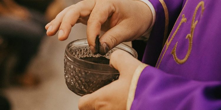 Miles de feligreses reciben la cruz de ceniza en iglesias católicas