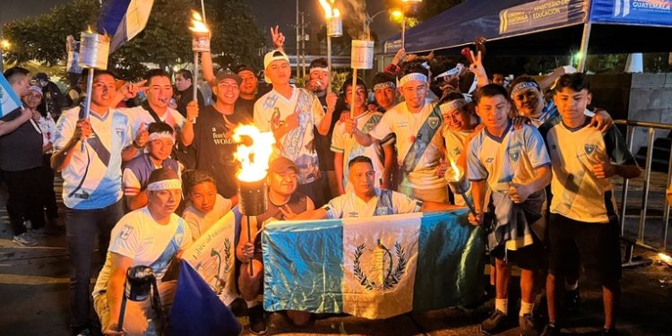 Miles de guatemaltecos participaron en el recorrido de antorchas como celebración de Independencia