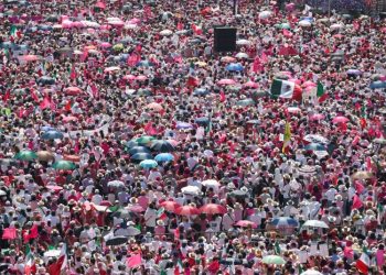 Miles de mexicanos protestan contra reforma electoral promovida por López Obrador