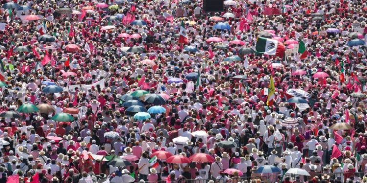 Miles de mexicanos protestan contra reforma electoral promovida por López Obrador