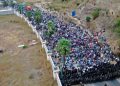 Miles de migrantes cruzan la frontera entre Honduras y Guatemala, enfrentando enfermedades y arrestos