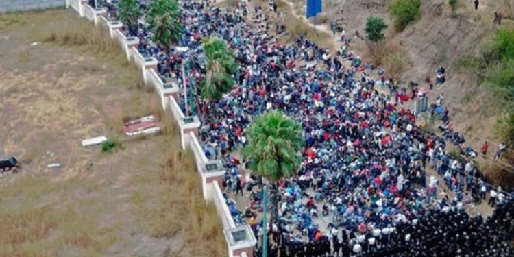 Miles de migrantes cruzan la frontera entre Honduras y Guatemala, enfrentando enfermedades y arrestos