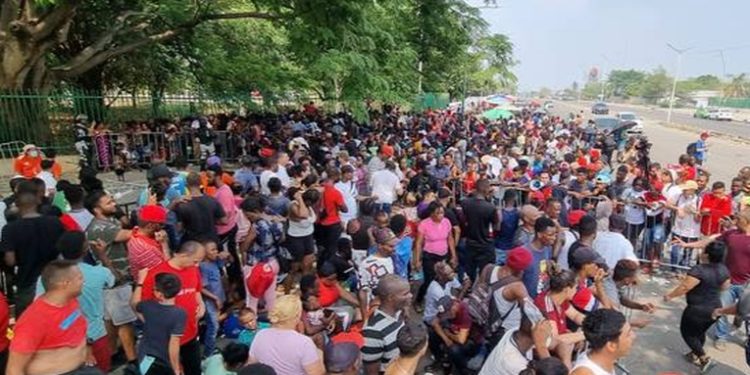 Miles de migrantes en ciudades fronterizas de México buscan ingresar a EE. UU. a pesar de anuncios de repatriación