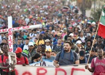Miles de migrantes salen en caravana desde el sur de México