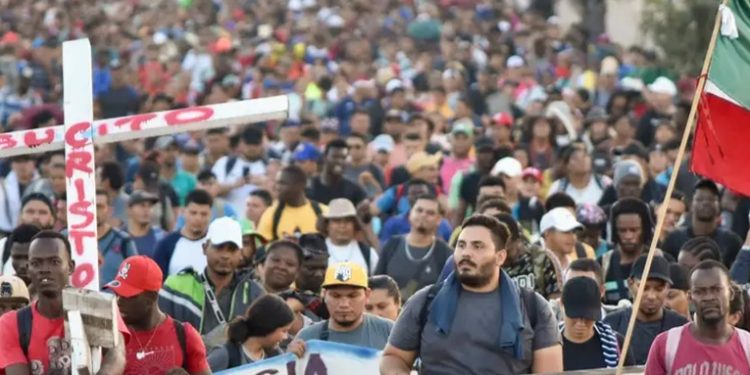 Miles de migrantes salen en caravana desde el sur de México