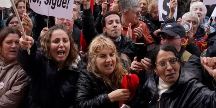 Miles de personas se concentran en Madrid en apoyo a Sánchez