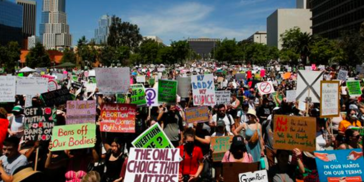 Miles manifiestan en Estados Unidos por el derecho al aborto