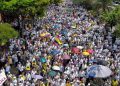 Miles marchan en Colombia contra Gobierno de Gustavo Petro