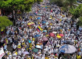 Miles marchan en Colombia contra Gobierno de Gustavo Petro