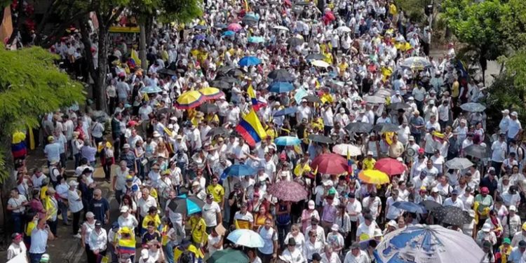 Miles marchan en Colombia contra Gobierno de Gustavo Petro