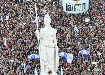 Miles marchan en defensa de universidad pública en Argentina
