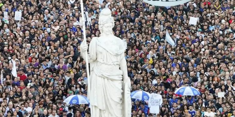 Miles marchan en defensa de universidad pública en Argentina