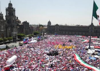 Miles participan en la marea rosa de la oposición mexicana