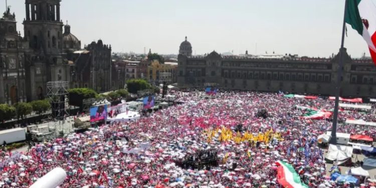 Miles participan en la marea rosa de la oposición mexicana