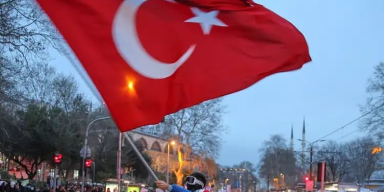Miles protestan en Turquía contra detención de Imamoglu