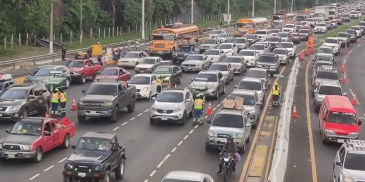 Miles regresan de la Costa Sur tras el descanso: tráfico intenso en la CA-2