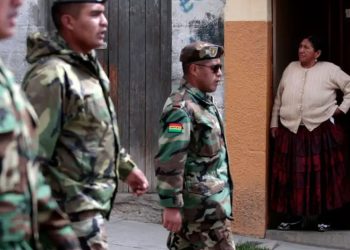 Militares controlan estaciones de combustible en Bolivia