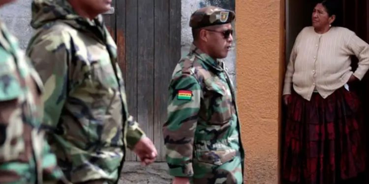 Militares controlan estaciones de combustible en Bolivia