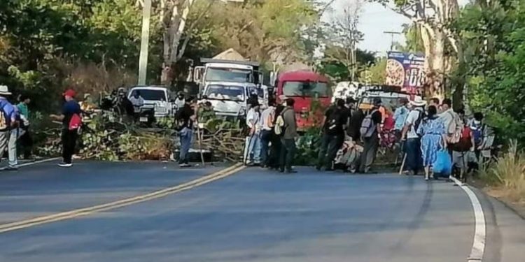 Militares veteranos realizan paros en 11 rutas del paí­s