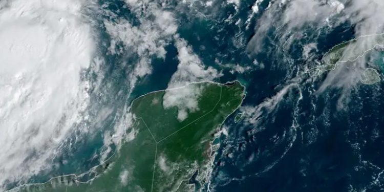 Milton crece a categoría 4 y amenaza a México y Florida