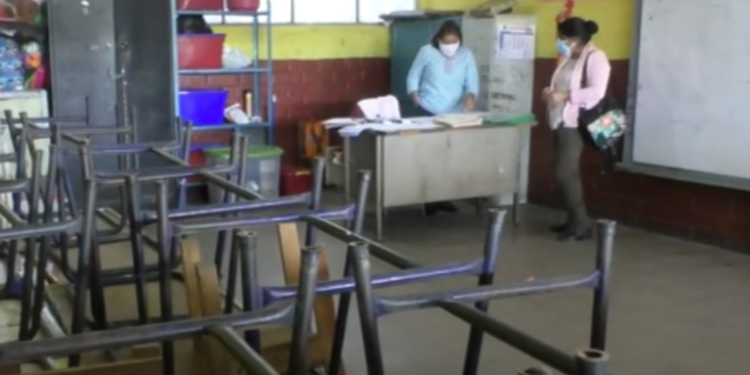 MINEDUC reconoce falta de escritorios en escuelas públicas