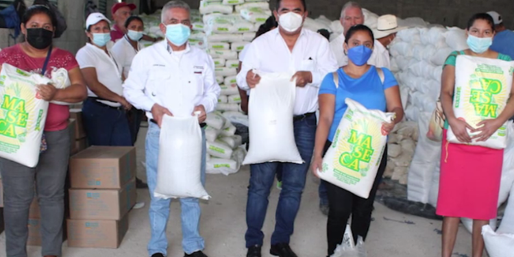 Ministerio de Agricultura entrega alimentos a familias en el Progreso