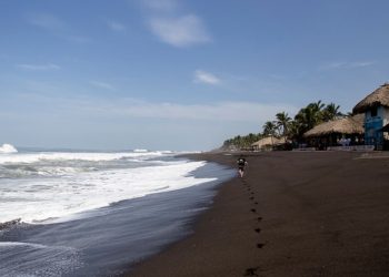 Ministerio de Ambiente implementa programa de limpieza de playas